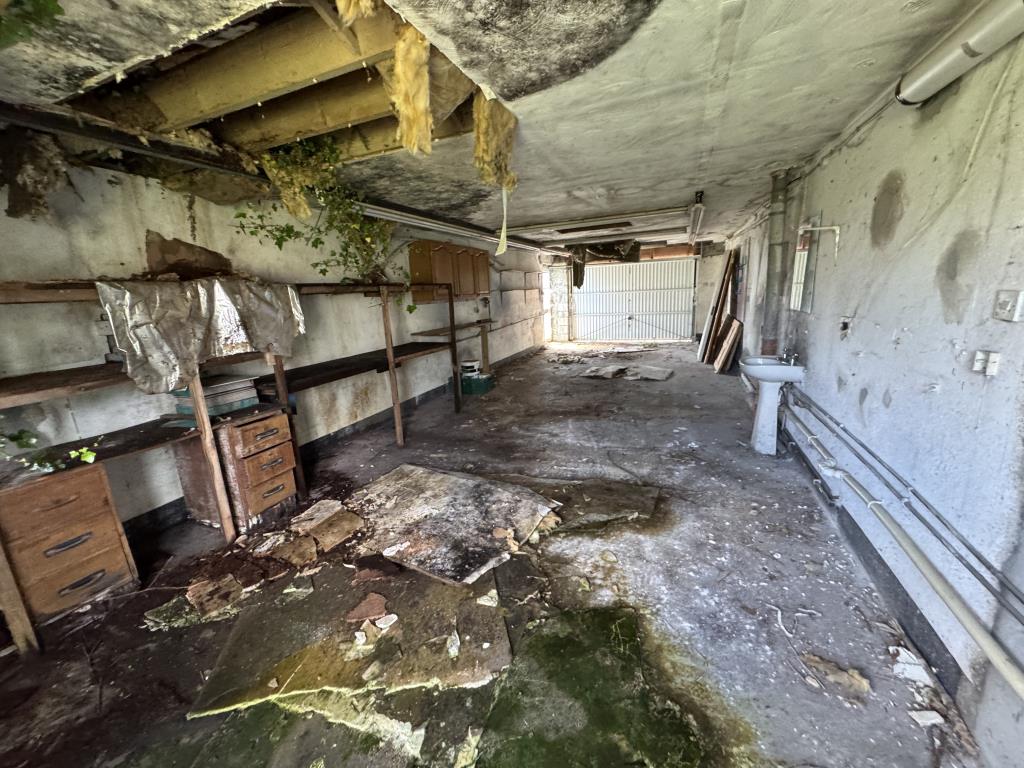 Lot: 127 - SEMI-DETACHED HOUSE FOR IMPROVEMENT - Garage view